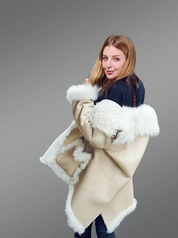 Sheepskin Shearling Coat for Women with White Fur Detailing - Image 3
